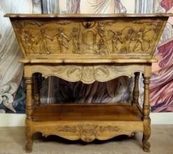 Maie pétrin en noyer sculpté à décor de scènes animées, début XXème