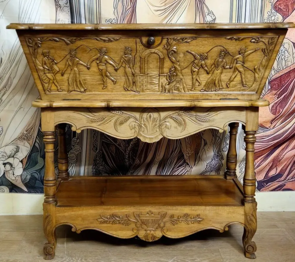 Maie pétrin en noyer sculpté à décor de scènes animées, début XXème