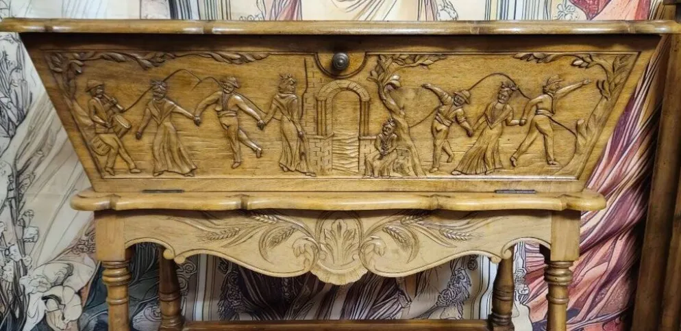 Maie pétrin en noyer sculpté à décor de scènes animées, début XXème