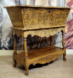 Maie pétrin en noyer sculpté à décor de scènes animées, début XXème