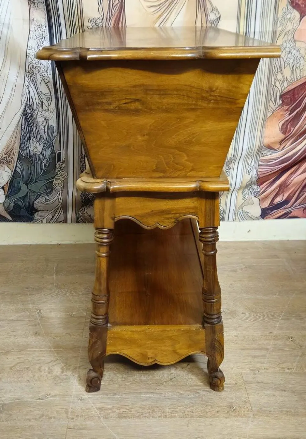 Maie pétrin en noyer sculpté à décor de scènes animées, début XXème