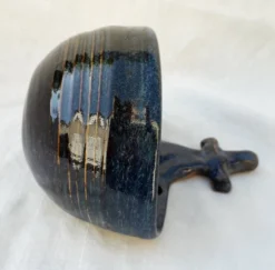 Main à sel en grès bleu