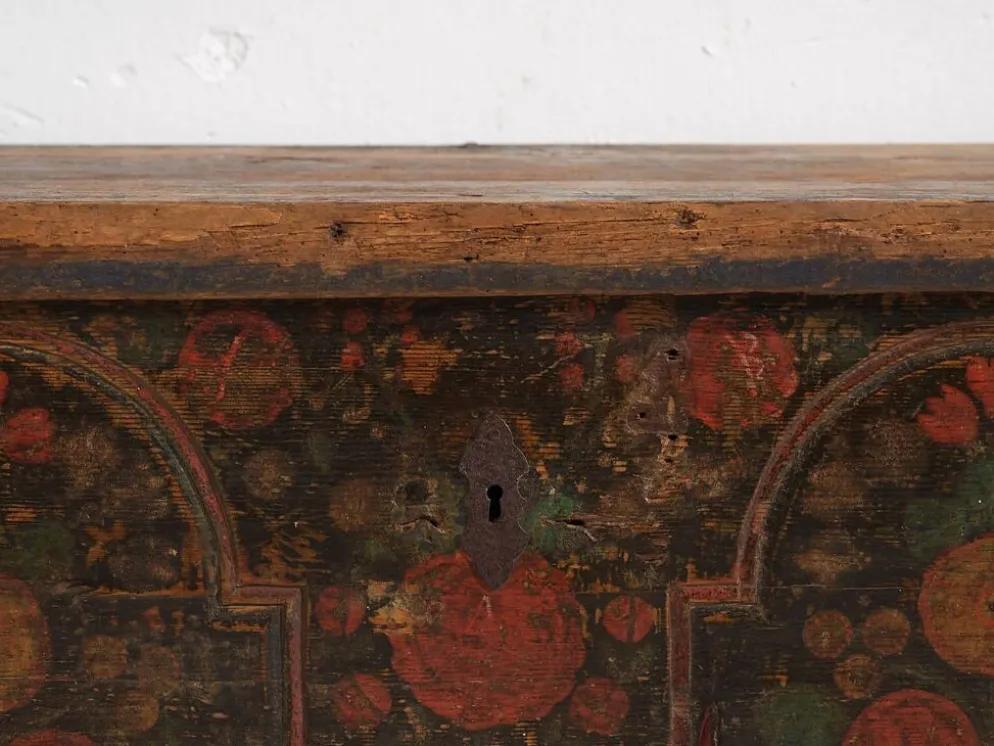 Malle ancienne de style art populaire, année 1838