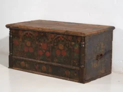 Malle ancienne de style art populaire, année 1838