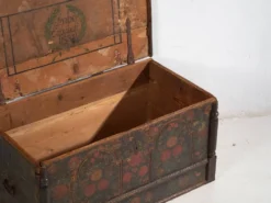 Malle ancienne de style art populaire, année 1838