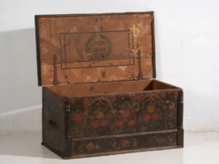 Malle ancienne de style art populaire, année 1838