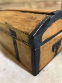 Malle ancienne en bois