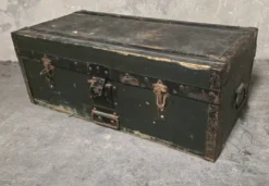 Malle ancienne en bois et métal – Style industriel / militaire