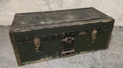 Malle ancienne en bois et métal – Style industriel / militaire