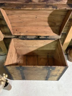 Malle ancienne en bois rénovée – coffre de rangement / déco vintage
