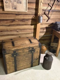 Malle ancienne en bois rénovée – coffre de rangement / déco vintage