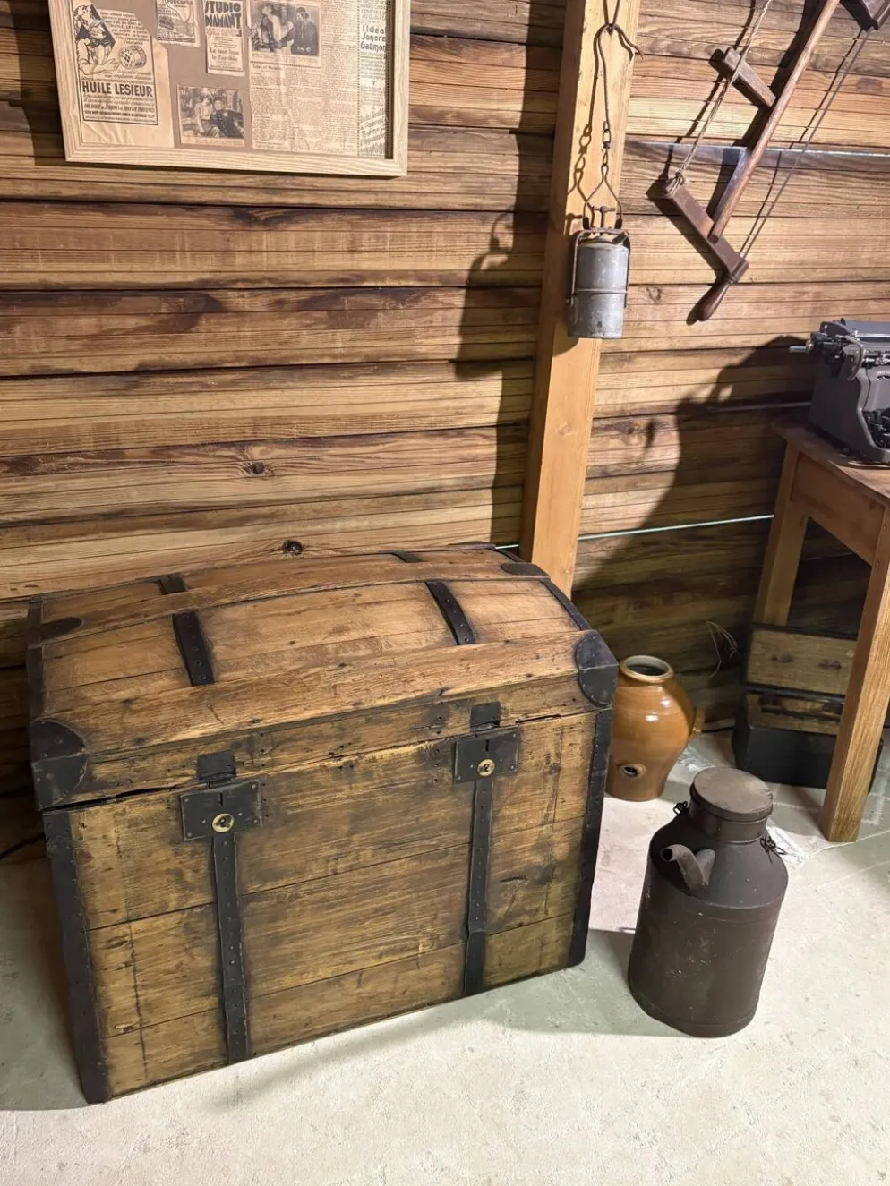 Malle ancienne en bois rénovée – coffre de rangement / déco vintage