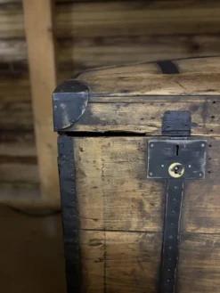 Malle ancienne en bois rénovée – coffre de rangement / déco vintage