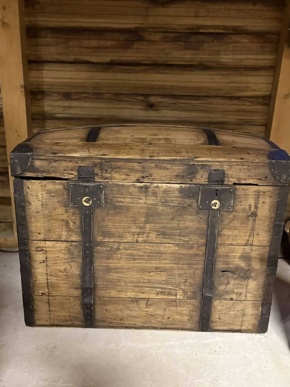 Malle ancienne en bois rénovée – coffre de rangement / déco vintage