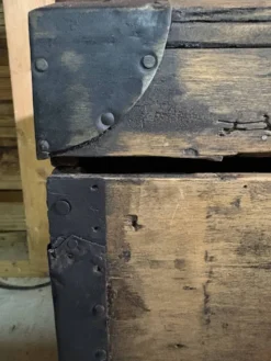 Malle ancienne en bois rénovée – coffre de rangement / déco vintage