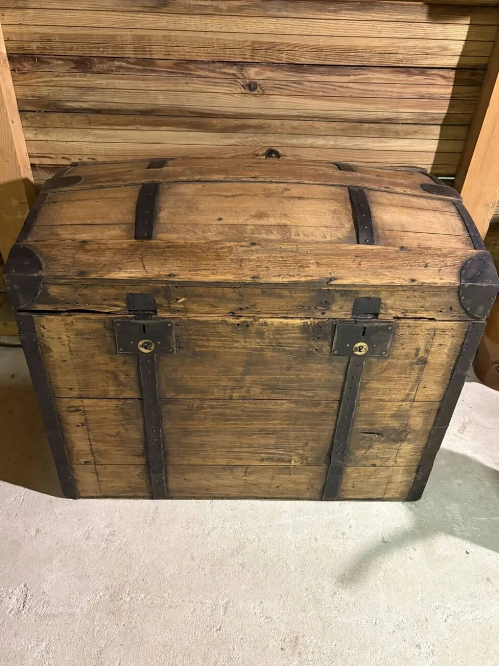 Malle ancienne en bois rénovée – coffre de rangement / déco vintage