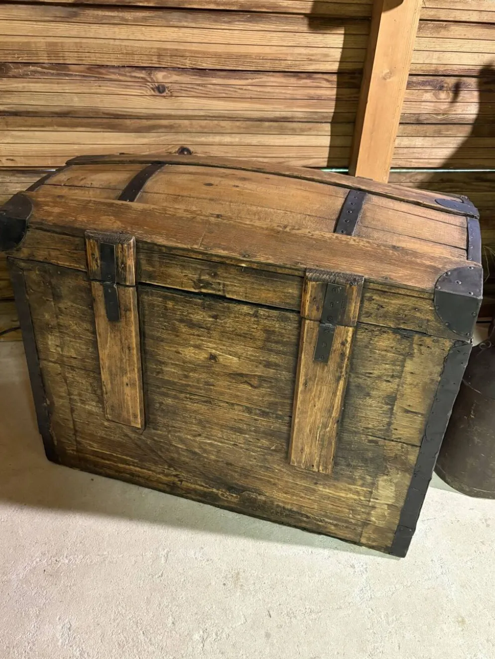 Malle ancienne en bois rénovée – coffre de rangement / déco vintage