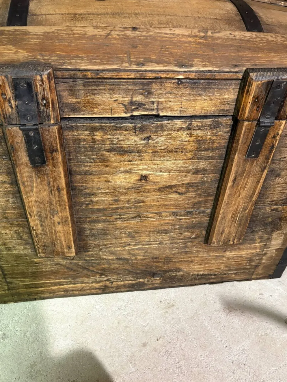 Malle ancienne en bois rénovée – coffre de rangement / déco vintage