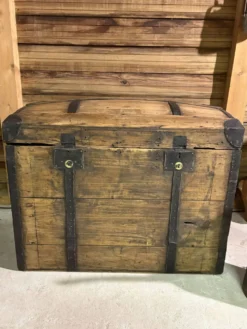 Malle ancienne en bois rénovée – coffre de rangement / déco vintage