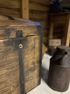 Malle ancienne en bois rénovée – coffre de rangement / déco vintage