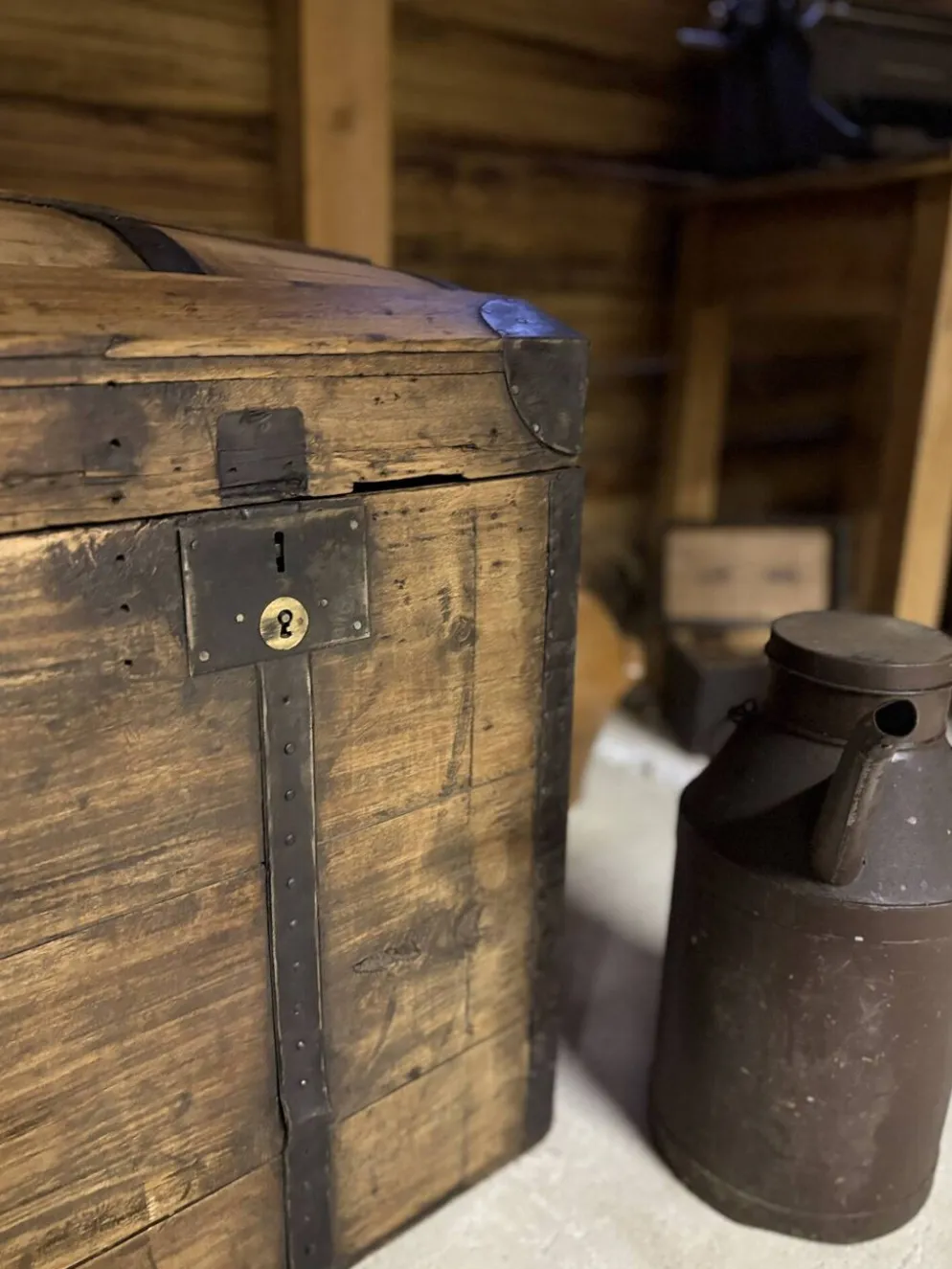 Malle ancienne en bois rénovée – coffre de rangement / déco vintage