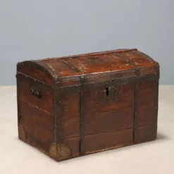 Malle ancienne en chêne teinté noyer et fer, Italie, XIXe siècle