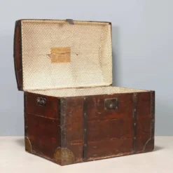 Malle ancienne en chêne teinté noyer et fer, Italie, XIXe siècle