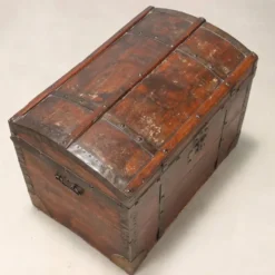 Malle ancienne en chêne teinté noyer et fer, Italie, XIXe siècle