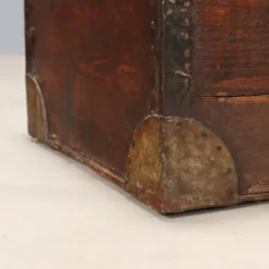 Malle ancienne en chêne teinté noyer et fer, Italie, XIXe siècle