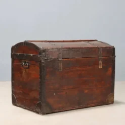 Malle ancienne en chêne teinté noyer et fer, Italie, XIXe siècle