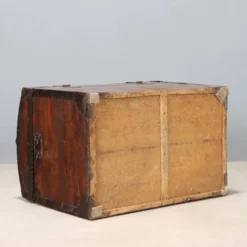 Malle ancienne en chêne teinté noyer et fer, Italie, XIXe siècle