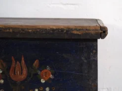 Malle ancienne à motifs floraux (Année 1901)