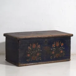 Malle ancienne à motifs floraux (Année 1901)