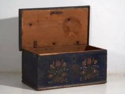 Malle ancienne à motifs floraux (Année 1901)
