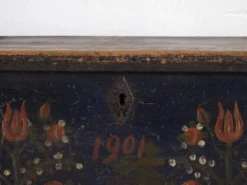 Malle ancienne à motifs floraux (Année 1901)