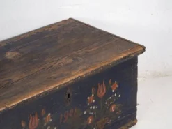 Malle ancienne à motifs floraux (Année 1901)
