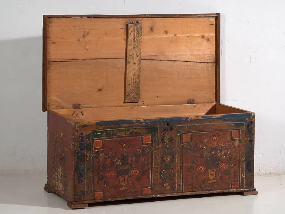 Malle ancienne à motifs floraux (c.1920)