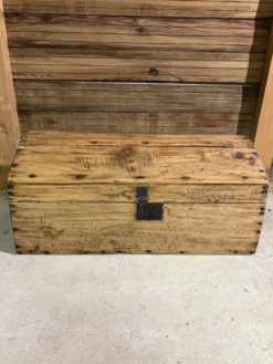 Malle ancienne rénovée en bois