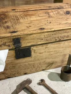 Malle ancienne rénovée en bois