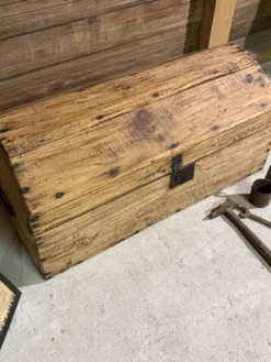 Malle ancienne rénovée en bois