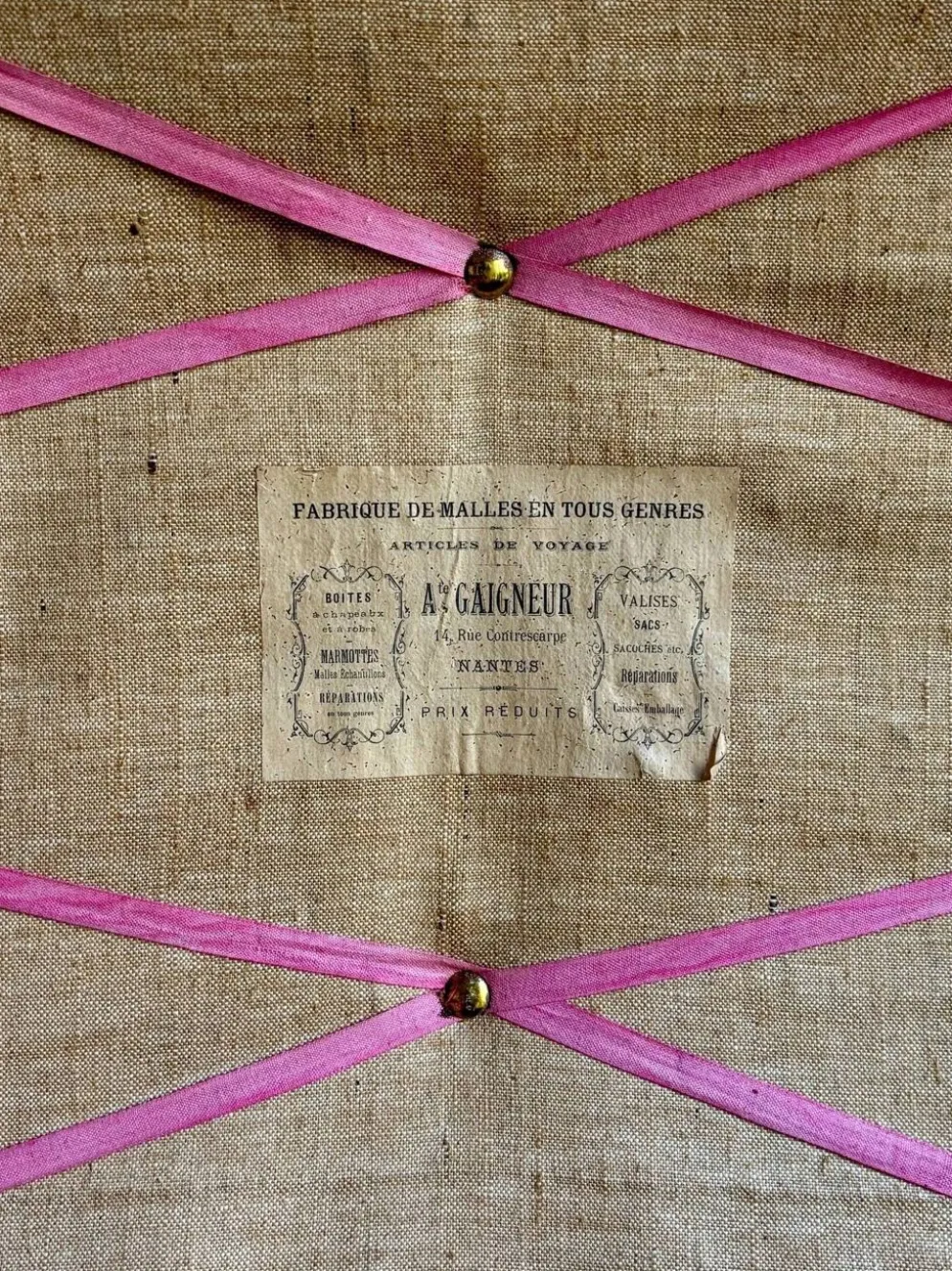 Malle Ate Gaigneur en osier, toile enduite et cuir chiffrée JG
