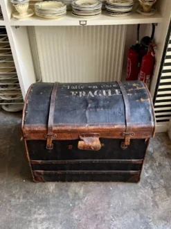 Malle Ate Gaigneur en osier, toile enduite et cuir chiffrée JG