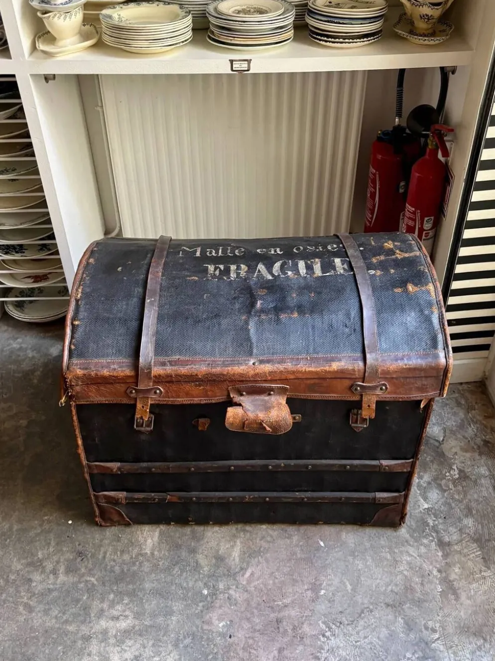 Malle Ate Gaigneur en osier, toile enduite et cuir chiffrée JG