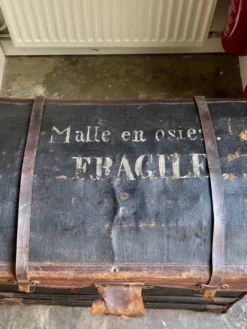 Malle Ate Gaigneur en osier, toile enduite et cuir chiffrée JG
