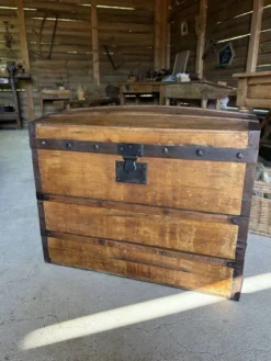 Malle bombée ancienne en bois