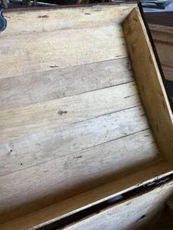 Malle bombée ancienne en bois
