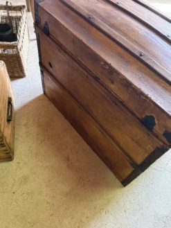 Malle bombée ancienne en bois