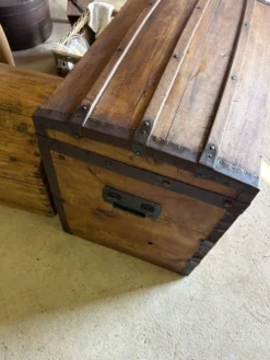 Malle bombée ancienne en bois