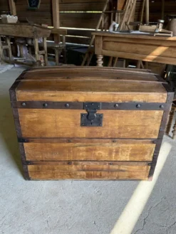 Malle bombée ancienne en bois