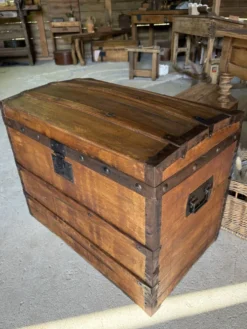 Malle bombée ancienne en bois